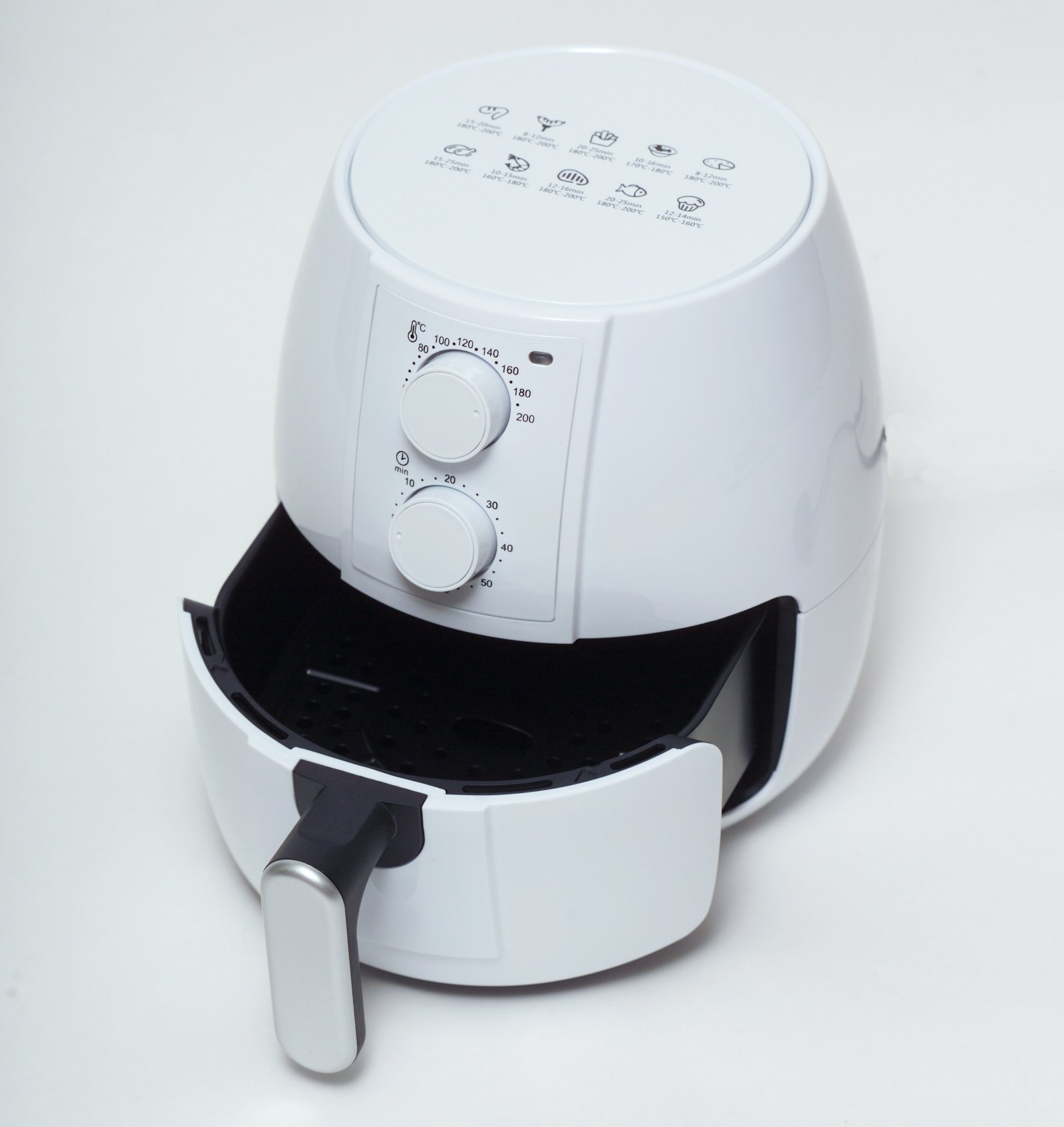 Air fryer em uso na cozinha, representando o artigo sobre saúde