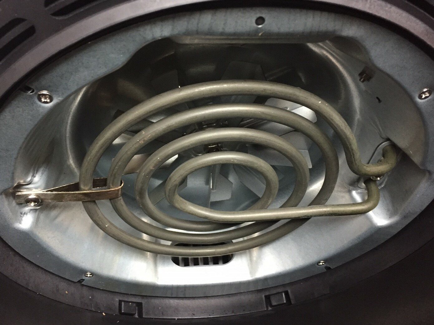 Parte interna de uma air fryer, mostrando a resistência e o ventilador