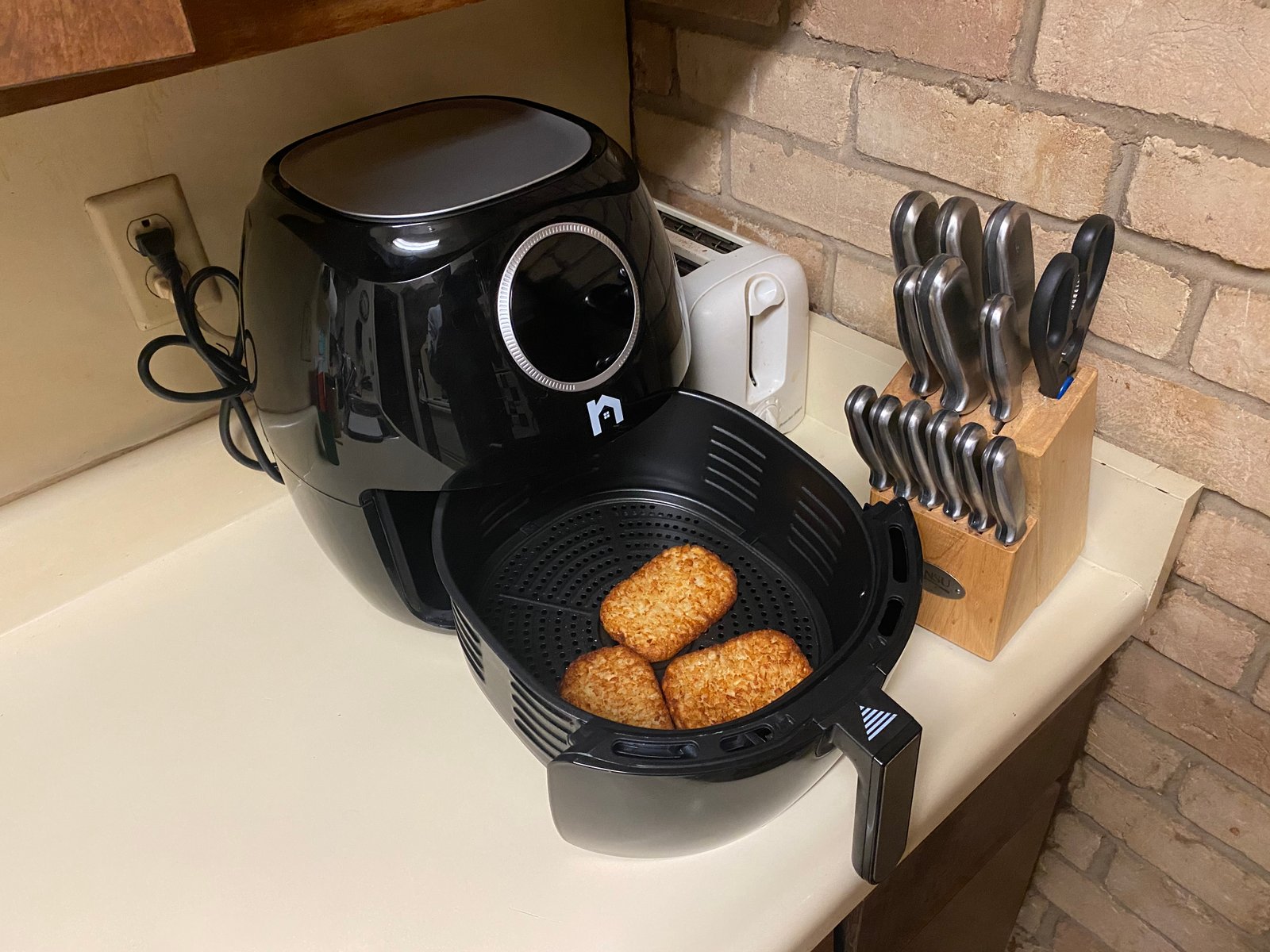 Air fryer elétrica moderna sobre bancada de cozinha
