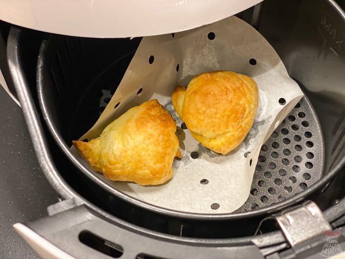 Bolo assado em forma dentro do cesto da air fryer
